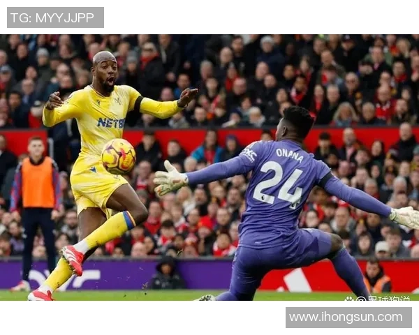 当足球球星在赛场上突然喊疼全场气氛瞬间凝固令人揪心